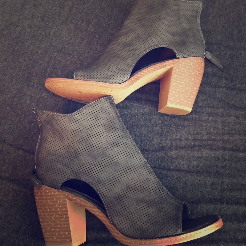 NWOT Maurice’s Cut Out Bootie